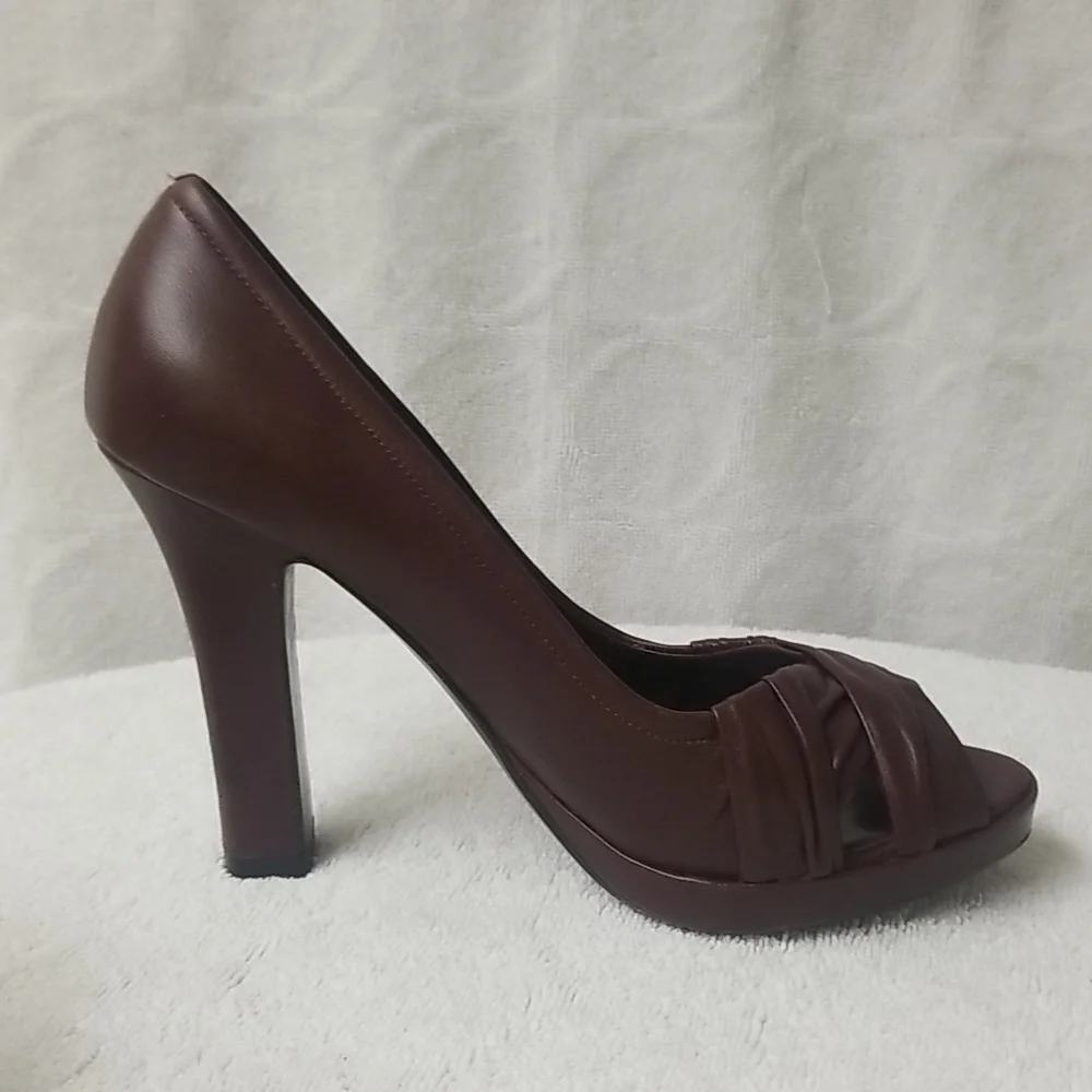 COLE HAAN maroon leather pumps